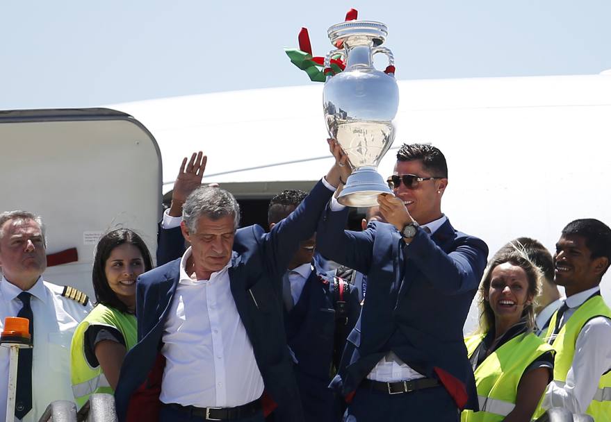 Questa foto resterà nella storia del calcio portoghese, ed è giusto che ci siano l&#39;allenatore e il giocatore più forte dai tempi di Eusebio.Reuters